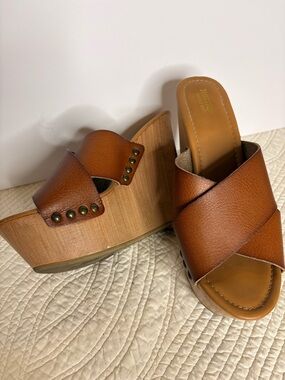 Mossimo Supply Co. Cognac Brown Crossband Mule Clogs